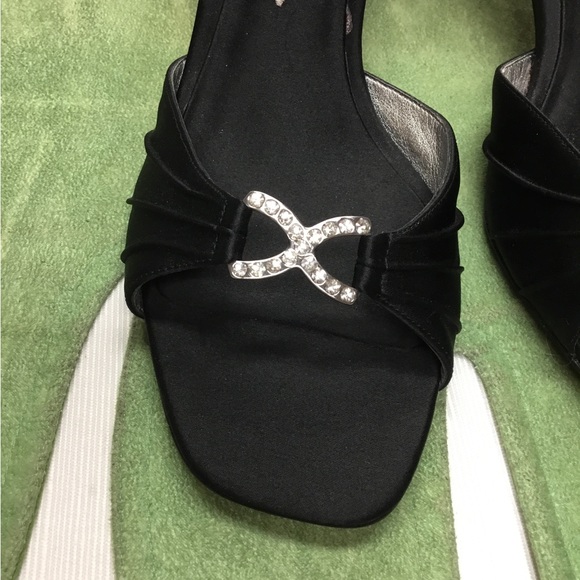 Nina Lovely Black Heels - Picture 2 of 9